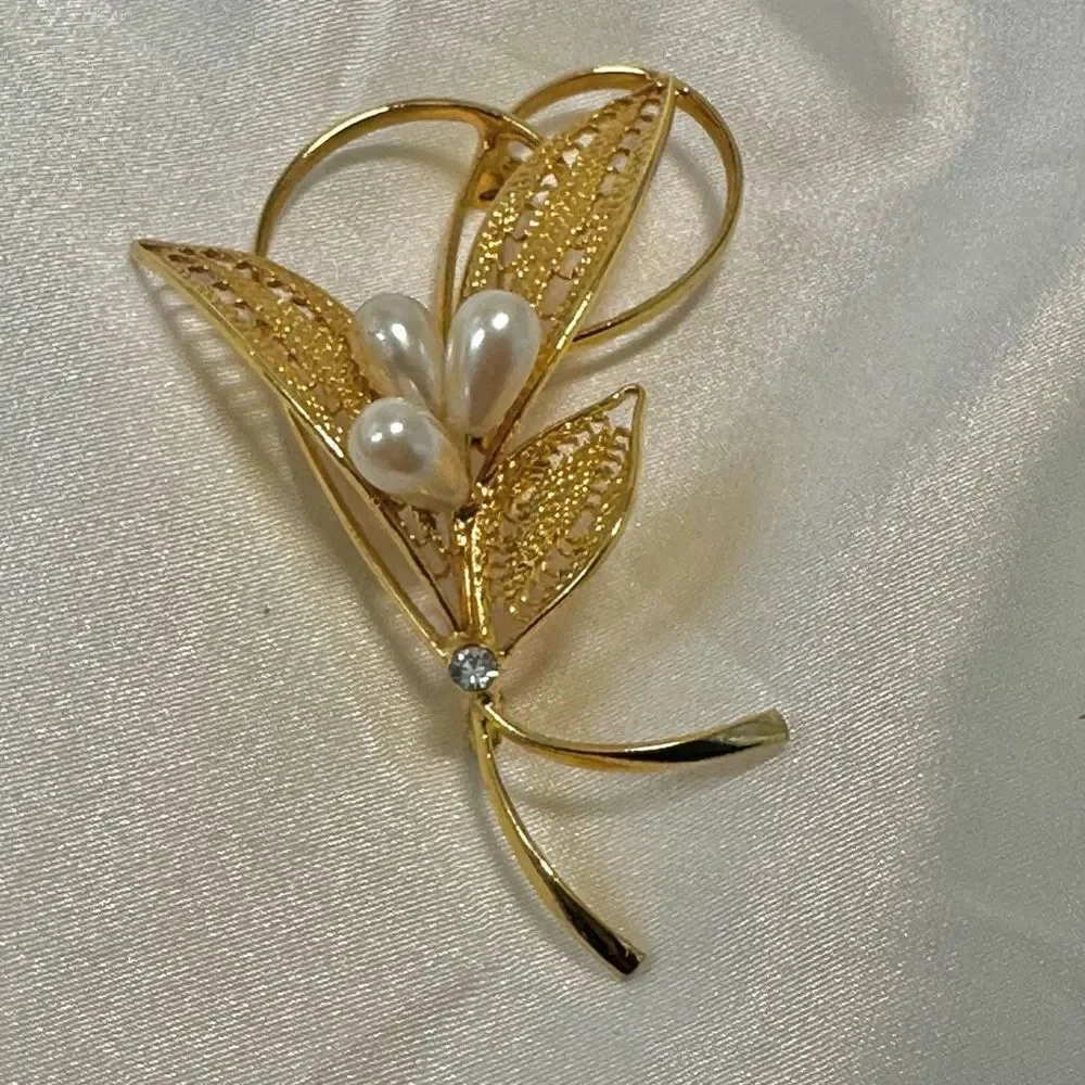 Vintage gold tone faux pearl filagree leaf brooch